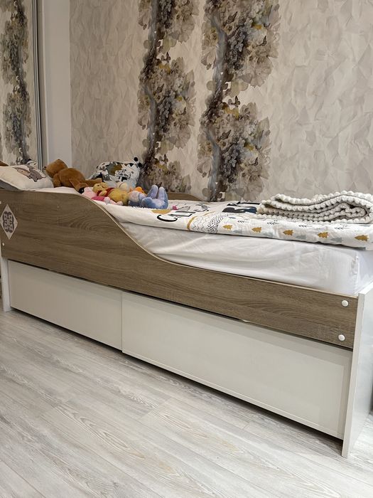 Легло с подматрачна рамка. Правено е по поръчка.