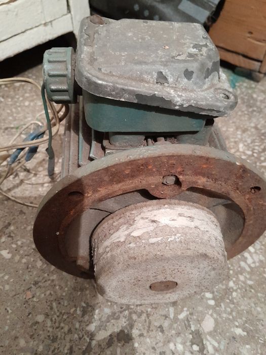 Продам электродвигатели