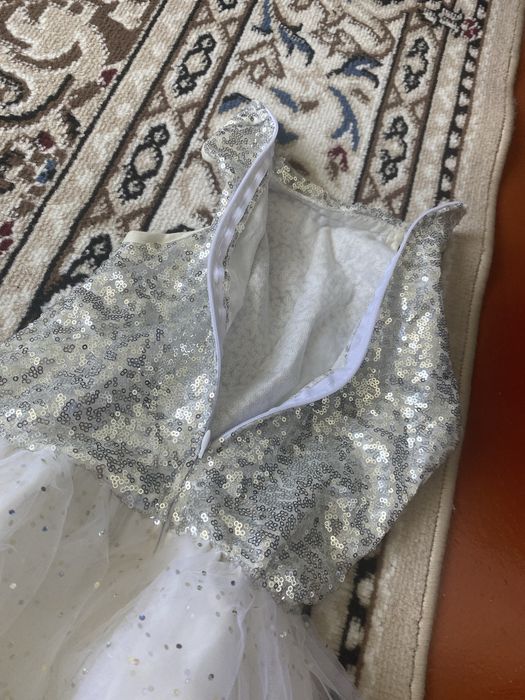 Продам красивое нарядное платье для девочки .