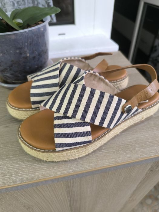 Vând sandale,mărimea 37