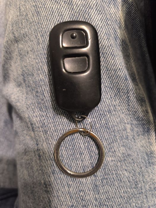 Пропродаю пульт от марки Тойота в оригинале