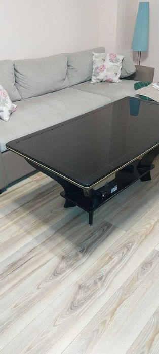 Разтегателен ъглов диван и холна маса