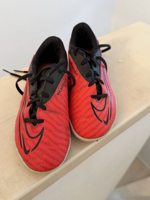 Adidasi Nike pentru fotbal marimea 33