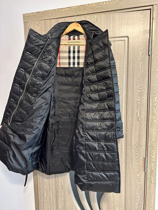 Geaca burberry,aproape noua ,lunga f comoda la purtare,fara defecte,ne