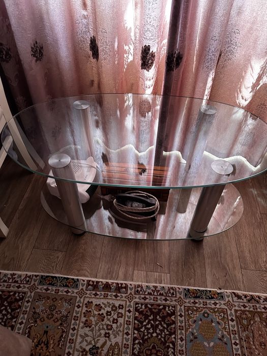 Стол стеклянный,отличного качества.
