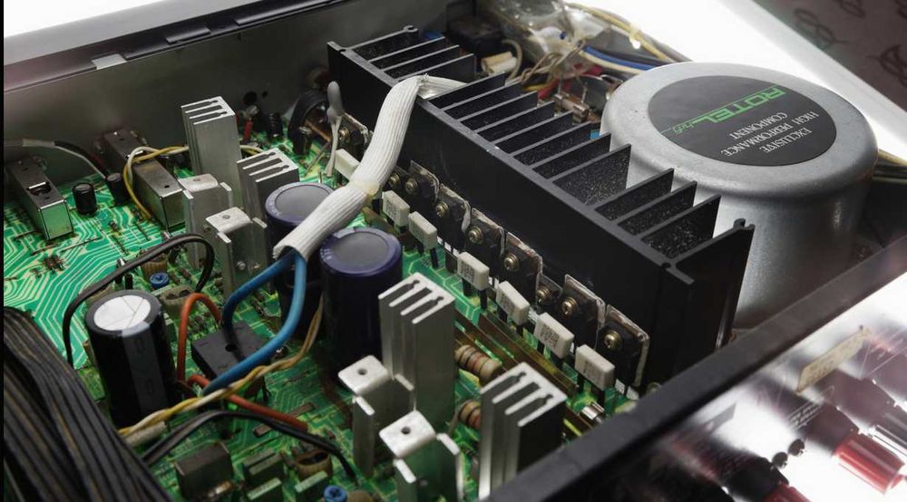 Rotel RA 840 BX 4 amplificator stereo statie audio