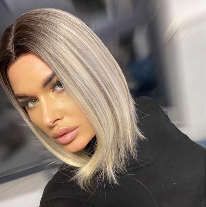 Peruca  bob scurt  , blond rece , suvite