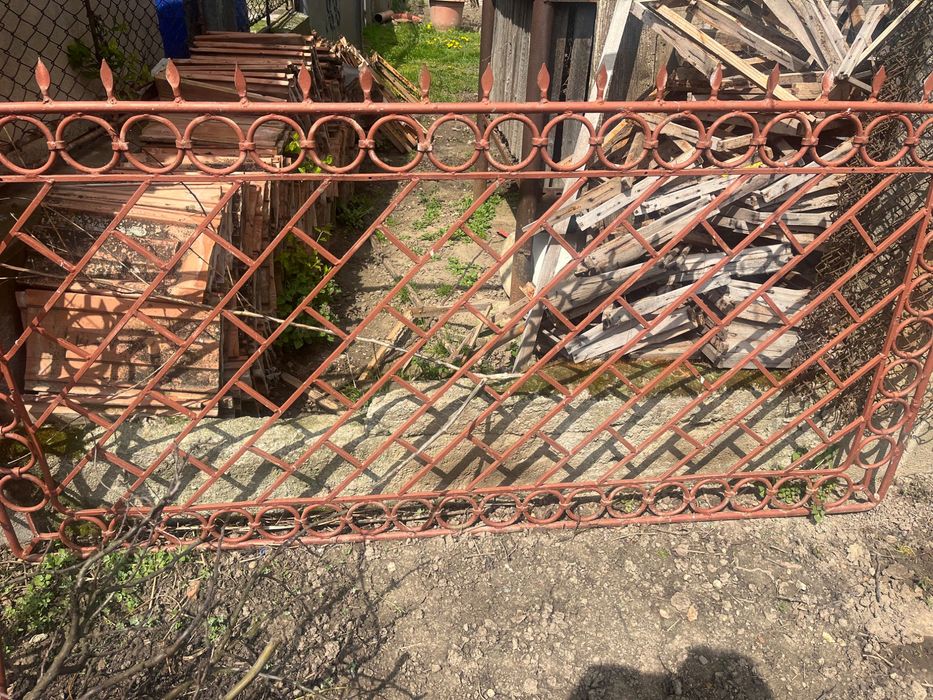 Vând poarta două foi, usa, și 8 panouri gard din fier forjat aflate în stare foarte bună.