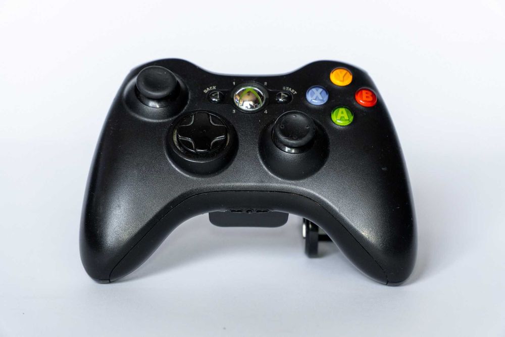Продавам Xbox 360 S (Slim) 250GB Kinect, черен.