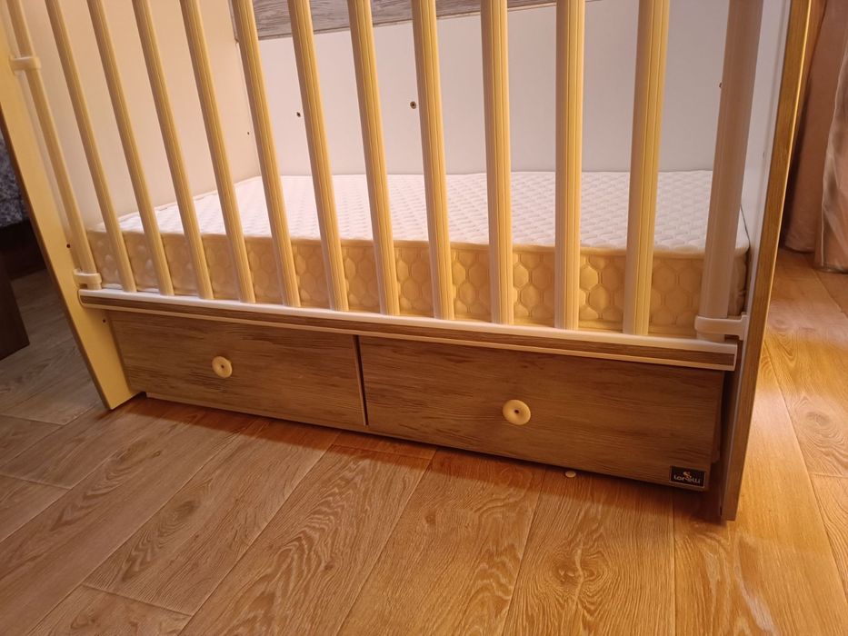 Продавам: Детско легло 120/60см с люлеещ механизъм.