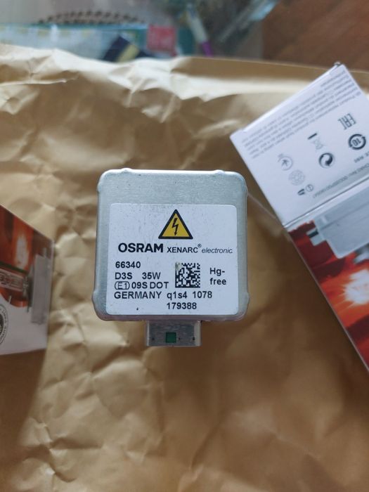 De vanzare 2  becuri  auto d3s