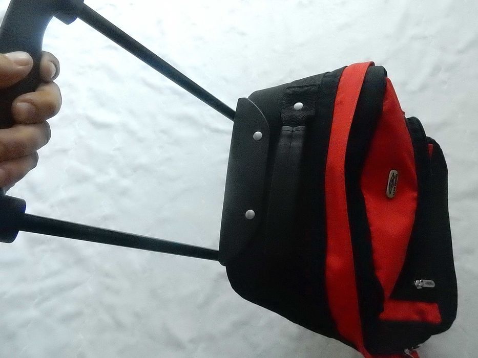 Troller Umbro. Vezi dimensiuni exacte in a doua poza.