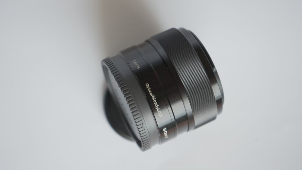 Обективът Sony E 35mm f/1.8 OSS (SEL35F18) Оптична стабилизация