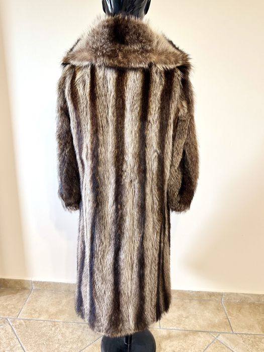 Луксозно дълго палто от естествена кожа на енот ръчна изработка