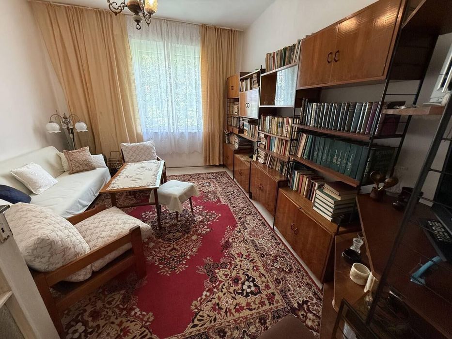 Тристаен, под наем, Център