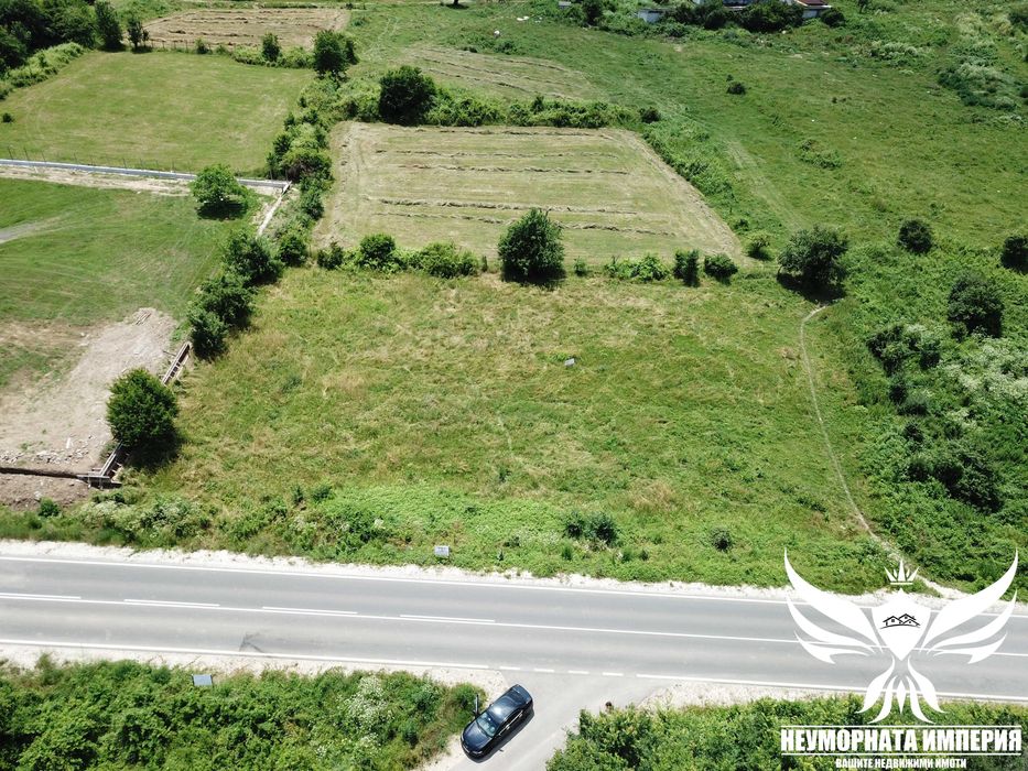 Продавам парцел УПИ 2350кв.м. на първа линия в с.Тополово