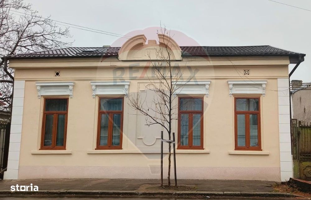 Casă cu 3 camere de vânzare în zona Centrală