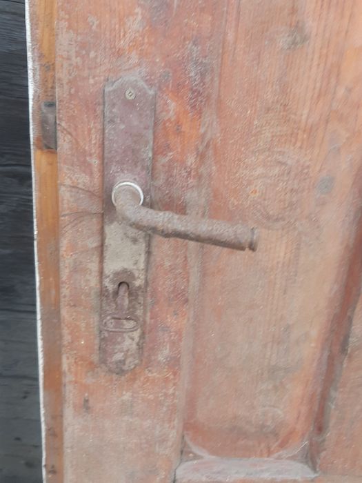 Usi sasesti vechi din lemn de brad cu balamale si zavor