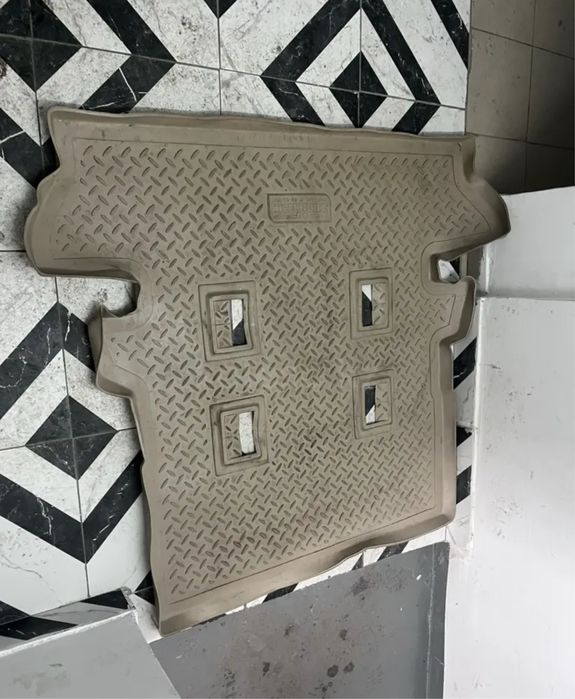 Коврик в багажник на крузак 200, LX 470, 570 (светильник)