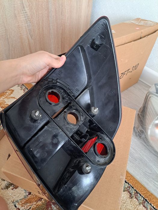 Продам 2 задних фонаря