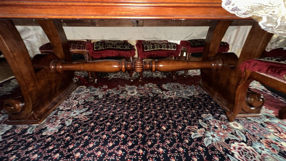 Продается большой стол со стульями