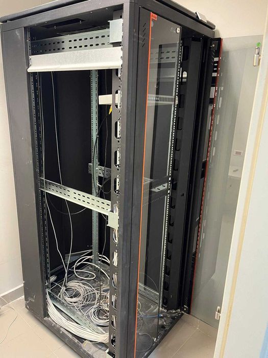 Сървърен шкаф Estap