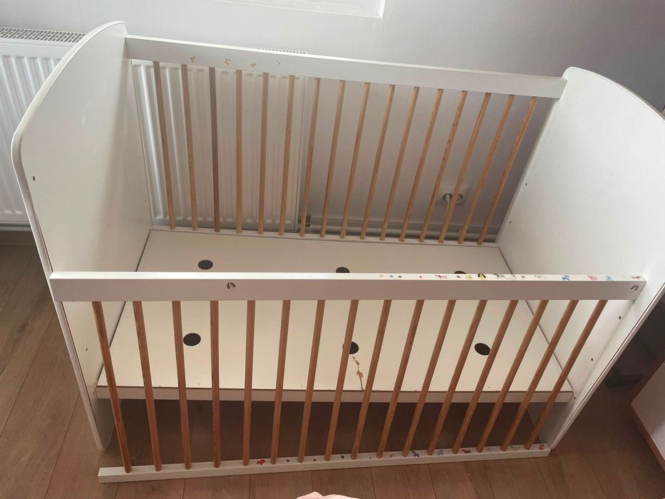 Pat de lemn pentru copii 120 cm pe  60 cm,fără saltea în stare bună