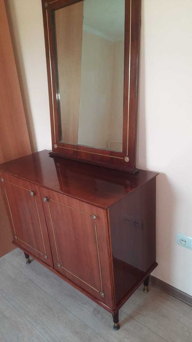 Комод для белья и зеркало