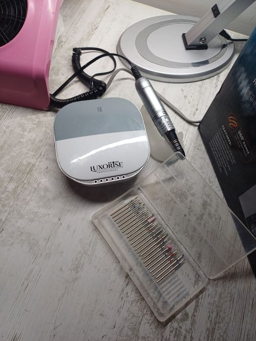 Set complet manichiură profesional – lămpi Luxorise, freză, aspirator