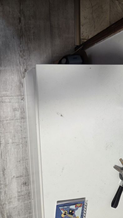 Продавам бял  скрин -икея