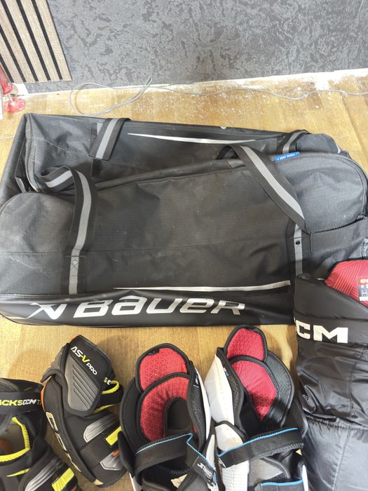 Продам комплекты с хоккею