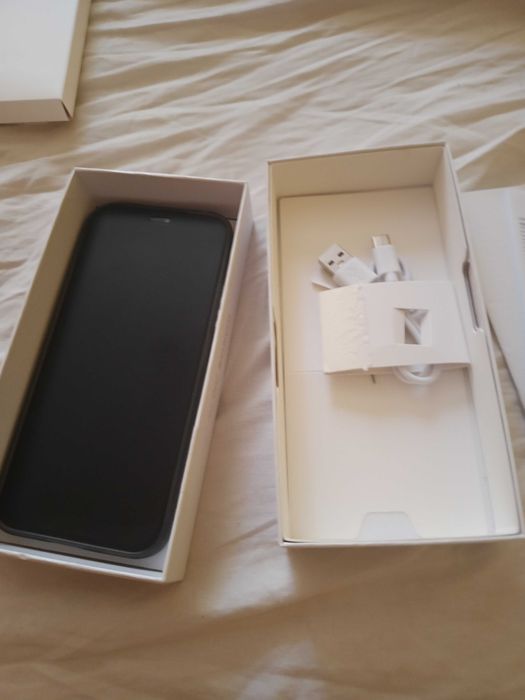 Продавам спешно Honor 200 lite