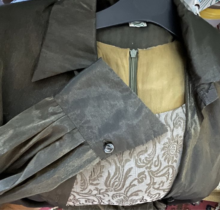 Елегантен дамски костюм рокля и дълга риза