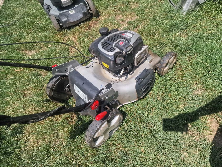 Masina de tuns gazon 4cp +tractiune stare buna Briggs pornire la buton