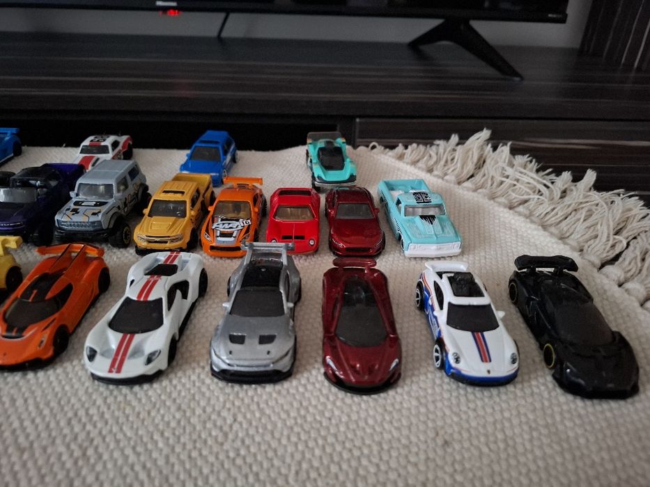 Vand colecție medie de mașinuțe hotwheels