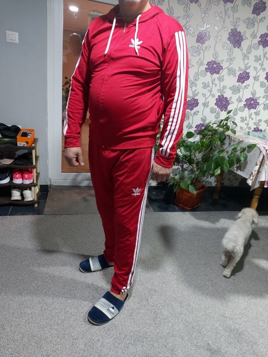 Vând trening adidas original în stre ca nou doar probat mărimea xl se