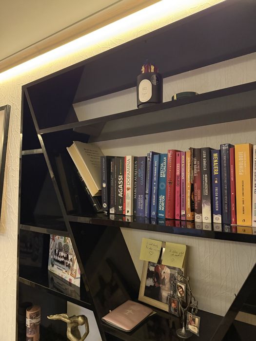 Biblioteca neagra cu rafturi si sertare