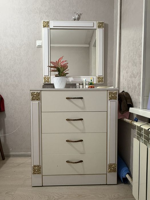 Комод с зеркалом