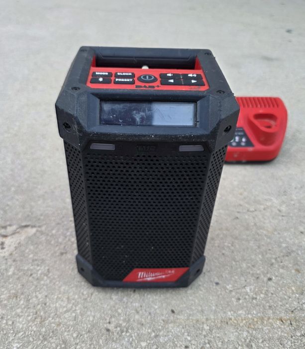 Milwaukee M12 filetanta, freza metal si boxa bluetooth