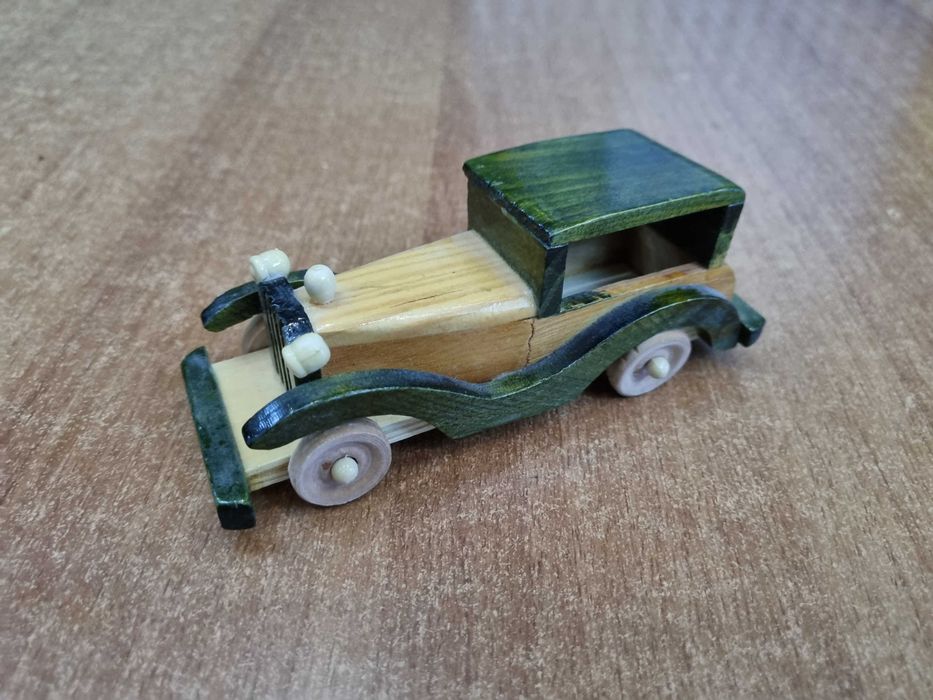 Macheta masina epoca din lemn, dimensiuni 15x6x6 cm, nouă.