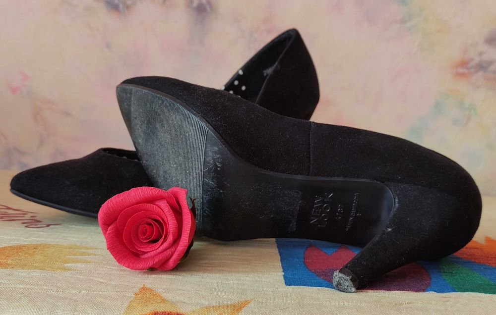 Черни обувки на ток "NEW LOOK" и бели дантелени обувки на ток "NEXT"