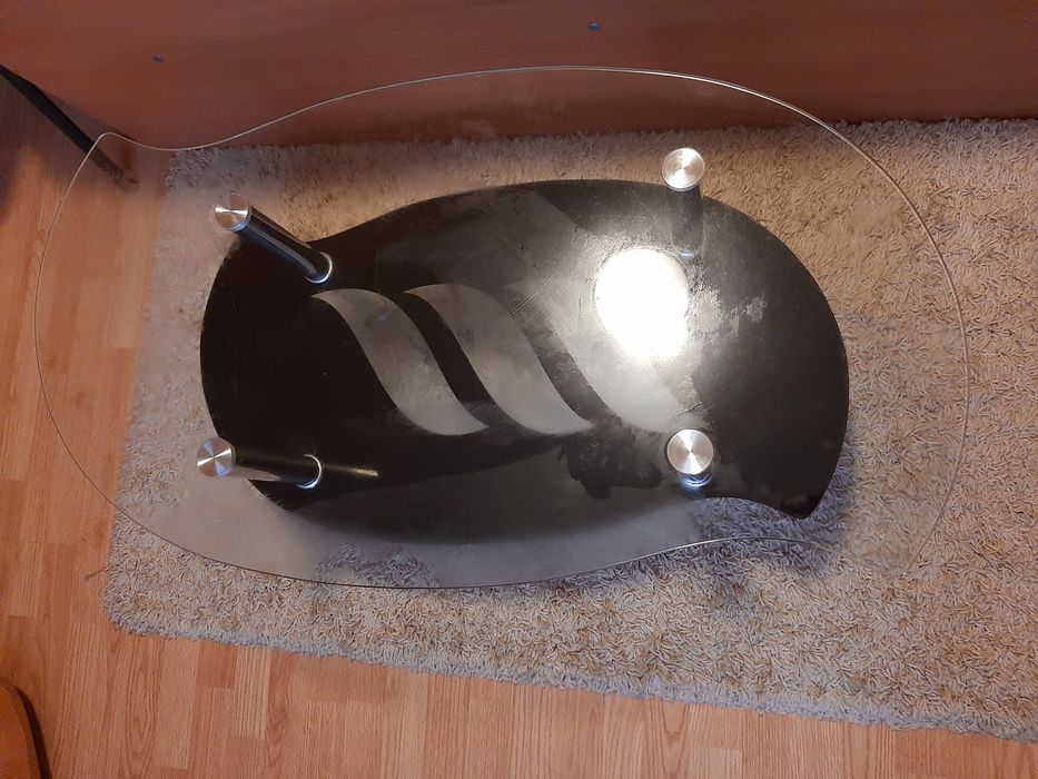 Masă din sticlă ptr cafea cu două polițe in stare perfectă culoare