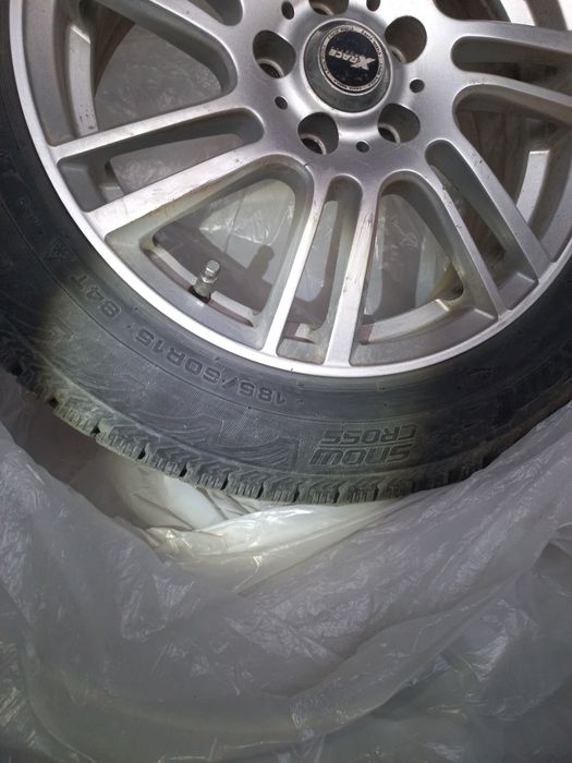 Продам колёса 185/60 R15 4 штуки, подлокотник на поло в подарок