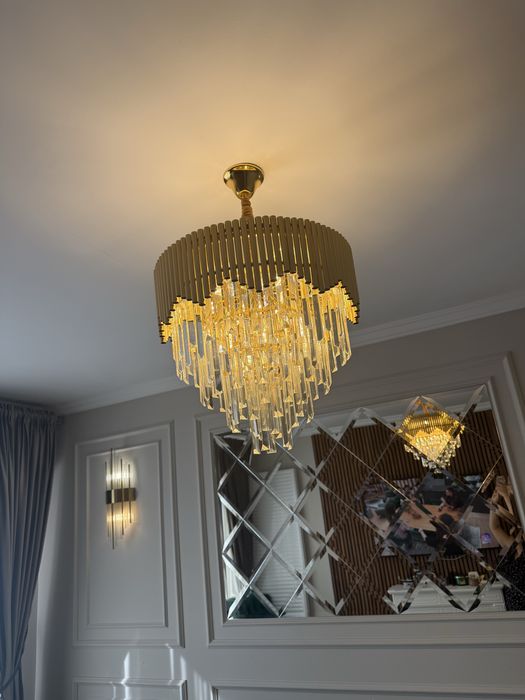 Lustră  tip candelabru – design modern, finisaj auriu