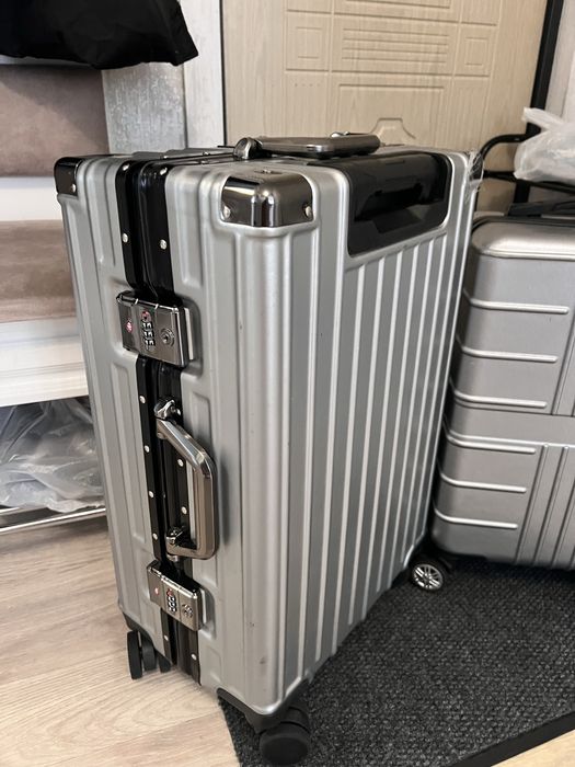 Продам чемодан новый