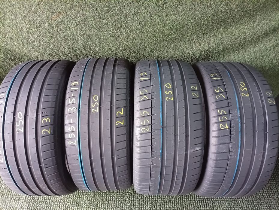 255 35 19 Michelin