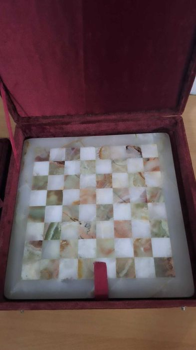 Tabla de sah din marmura FACUTA MANUAL EDITIE LIMITATA ITALIANA cu cutie eleganta (HANDMADE MARBLE CHESSBOARD italian LIMITED EDITION - elegant box)