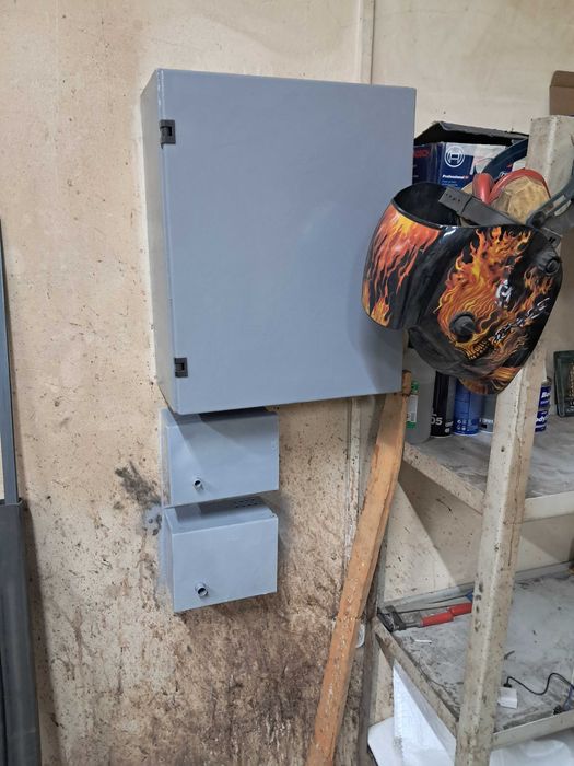 Метален шкаф за инструменти и документи