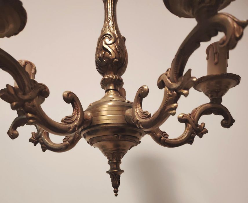 Candelabru antic din bronz masiv cu 5 brațe în stilul francez Louis , dimensiuni 44 cm in diametru,h cu lanț 68