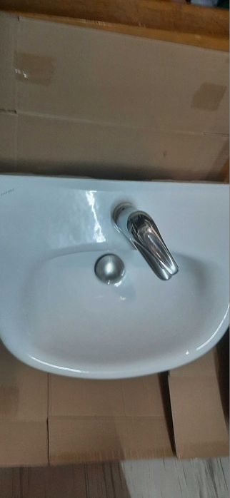 Две мивки за баня с ботуши ,смесител и кликсифон